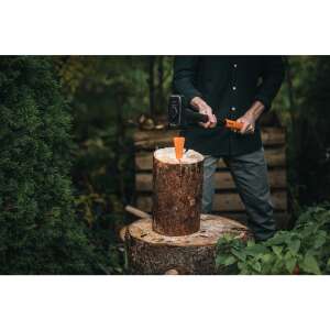 Fiskars Spaltkeil im Einsatz, Holz spalten - Garten