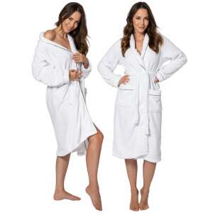 Schlafrock Sharon White S/M: Frau trägt einen weichen weißen Plüschbademantel, Vorder- und Seitenansicht - Kleidung für Frauen