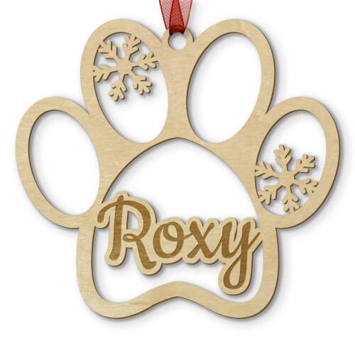 Kutya mancs személyre szabott fa karácsonyfadísz 'Roxy' névvel és hópehely mintával fehér háttéren.