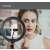 Seming Ring Light QX-260 v použití: žena sa líči a používa kruhové svetlo pre lepšie osvetlenie