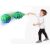 Repülő Koronglabda 2-in-1 Spielzeug in Gebrauch: Ein Junge wirft einen grünen und blauen fliegenden Scheibenball.