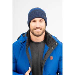 Közelkép egy Budmil LEONE kék kötött sapkáról egy férfin - Férfi sapka