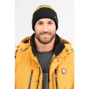 Közelkép egy mosolygó férfiról, aki Budmil LEONE fekete-sárga sapkát visel - Férfi sapka