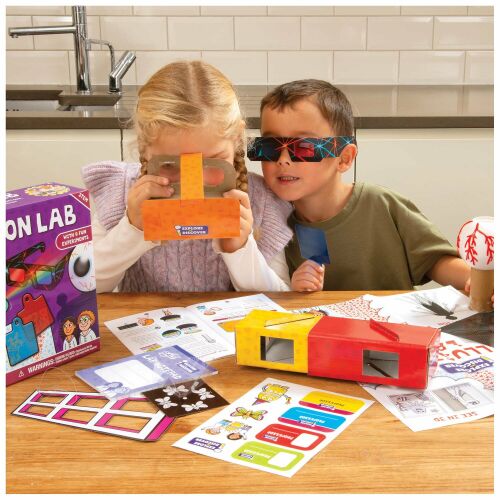 Copiii efectuează experimente științifice cu kitul Galt Illusion Lab