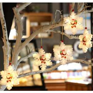 Șase decorațiuni de Crăciun cu fulgi de nea LED atârnate pe o ramură de copac, creând o atmosferă festivă - Nonbrand Decorațiuni de Crăciun