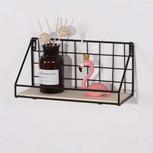 Schwarzes Metalldraht-Wandregal mit Holzplatte, ideal für kleine Räume. Dekoriert mit einer Flamingofigur und einer Glasflasche. - Wohnzimmermöbel