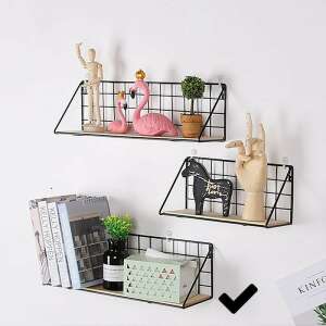 Tri čierne kovové drôtené poličky s drevenými doskami, ktoré zobrazujú rôzne dekoratívne predmety. - Police