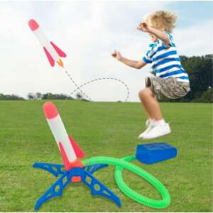 Copil jucându-se cu jucăria lansator de rachete Flippy în aer liber - Jucarii pentru activitati in aer liber