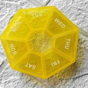 Flippy sárga gyógyszeradagoló a hét napjaival - Gyógyszeradagoló