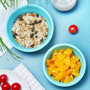 Flippy zusammenklappbare Silikon-Vorratsbehälter im Einsatz, zeigen Vielseitigkeit für verschiedene Lebensmittel wie Müsli und Obst - Aufbewahrungsboxen für Lebensmittel