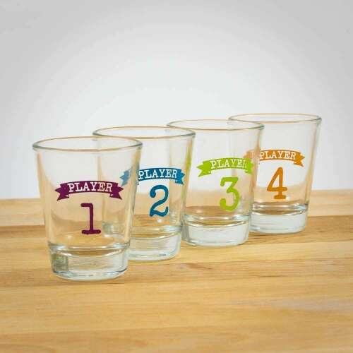 Négy shot-pohár a Buzz Wire ivójátékhoz, mindegyik 1-4-es játékossal jelölve