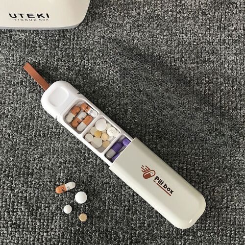 Flippy tragbare Pillendose mit 3 Fächern und Schlüsselanhänger, offene Ansicht mit Pillen