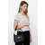 Frau mit schwarzer Tommy Jeans Heritage Schultertasche AW0AW12557