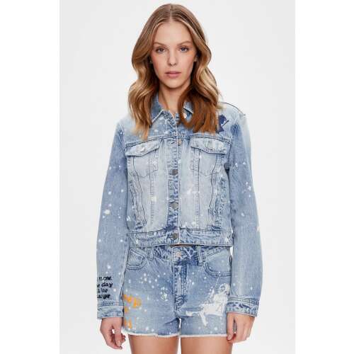 Jachetă din denim Guess Stevie W3GN45 S INTL în alb/albastru deschis, vedere frontală, modelul poartă