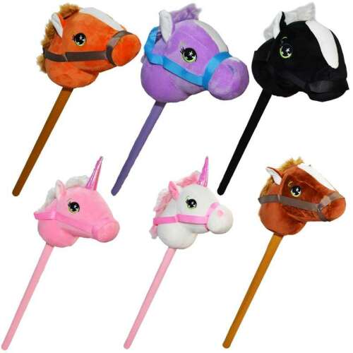 Plüss hintaló asszortman, fa bottal, barna, narancs, lila, fekete és rózsaszín lovakkal, valamint fehér és rózsaszín egyszarvúakkal