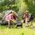 Egy pár piknikezik és használja a PARK 10026545 összecsukható grillt a szabadban