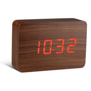 Brązowy drewniany zegar cyfrowy z czerwonym wyświetlaczem LED pokazującym czas - Projektowanie wnętrz