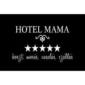 Dverová rohož Hotel Mama s 5 hviezdami a textom "koszt, mosás, vasalás, szállás" v bielej farbe na čiernom pozadí - Umenie&Hobby