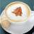 Cappuccino z wzorem choinki z cynamonu, wykonany za pomocą szablonów do kawy