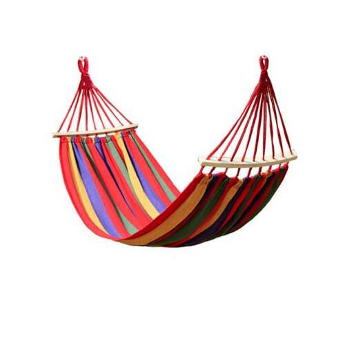 Еднолицев хамак с дървени разпъващи пръти, с червени и жълти ивици, висящ
