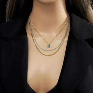 Zlatý vrstvový náhrdelník s príveskom z modrého kameňa na modeli - Dámske doplnky