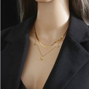 Žena nosiaca zlatý dvojitý náhrdelník s motýľmi - Dámske doplnky