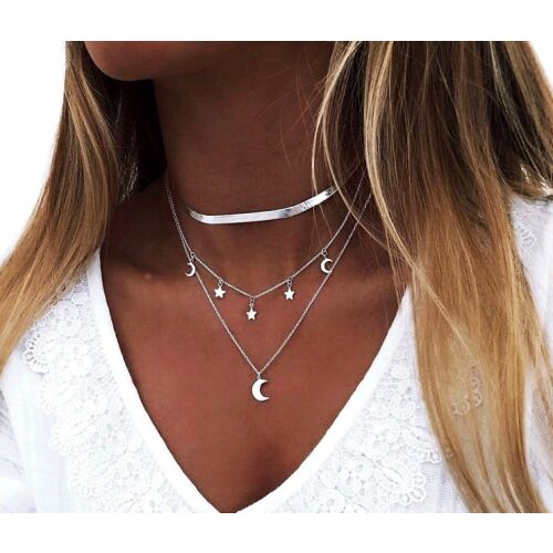 Közelkép a Celebrity Choker Boho Moon Stars ezüst nyakláncról egy nőn, többrétegű nyaklánc hold és csillag charmokkal