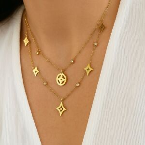 Elegante goldene Halskette mit geometrischen Anhängern und Kristall Details - Halsketten für Damen