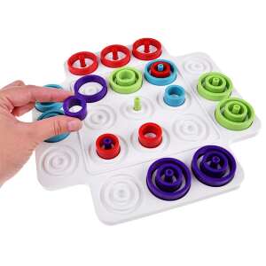 Hand legt ein lila Teil auf das Trap Tic-Tac-Toe Spielbrett - Logikspiele