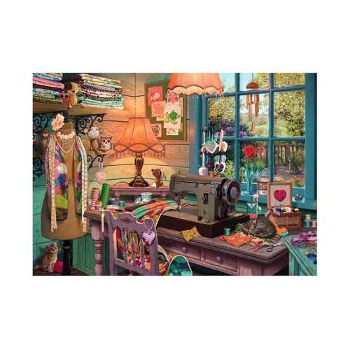 Detailná scéna zo šijacej izby z puzzle Ravensburger 1000 dielikov, ktorá obsahuje šijací stroj, látky a mačku.
