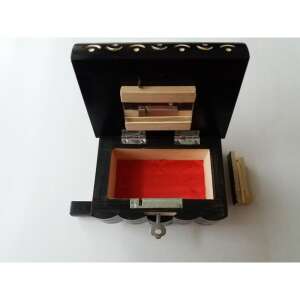 Čierna drevená tajná skrinka s červeným podšívkou, otvorená kľúčom, ukazuje vnútro - Šperkovnice