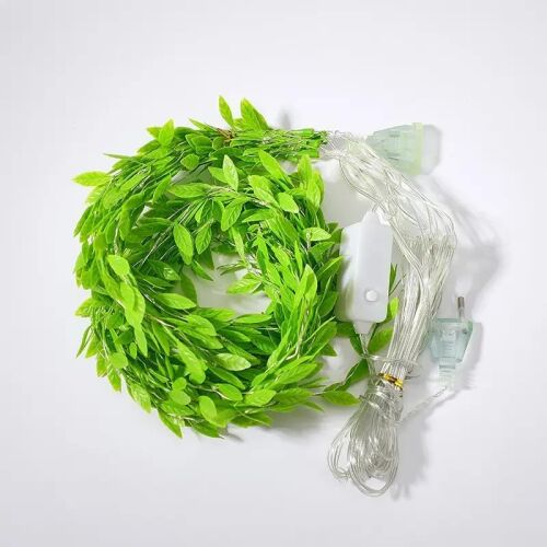 Karácsonyi Fényfüggöny kibontva, zöld levelekkel, LED lámpákkal és hálózati adapterrel