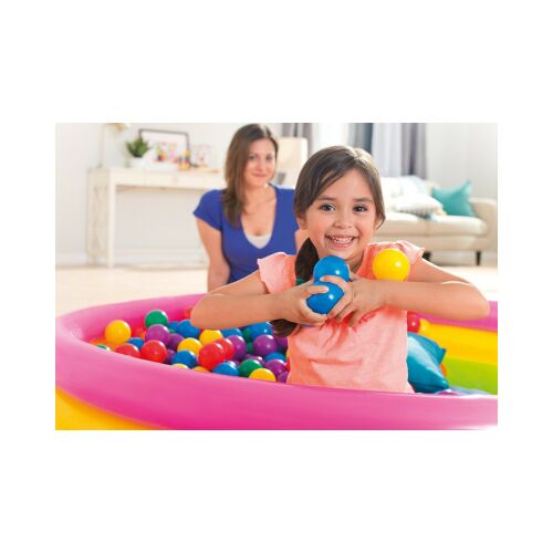 Gyerek színes műanyag labdákkal játszik labdamedencében