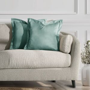 Obliečky na vankúše AmeliaHome Velvet mätovo zelené na pohovke - Posteľná bielizeň