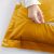 Közelkép az AmeliaHome Velvet mustársárga díszpárnahuzat cipzárjáról