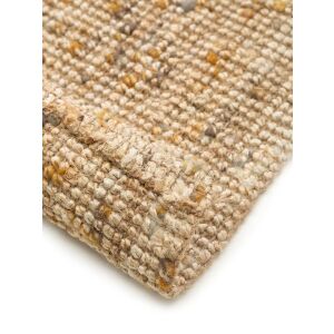 Zbliżenie na róg jasnobrązowego dywanu Benuta SAM, tekstura juty i wełny - Projektowanie wnętrz