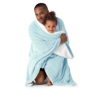 Vater und Tochter in AmeliaHome SHLEEPY hellblaue Decke gehüllt - Bettwäsche
