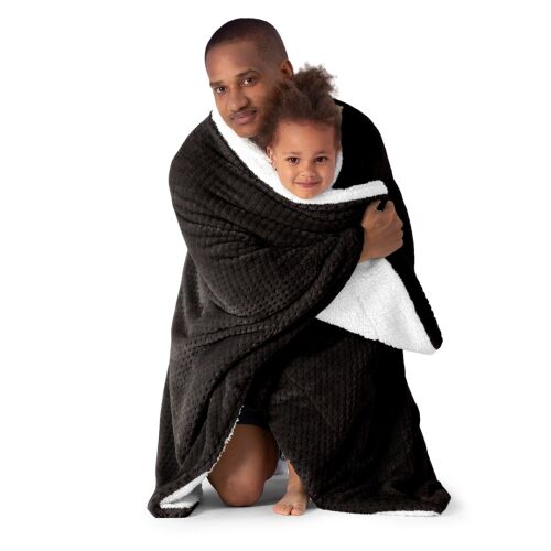 Баща и дъщеря, увити в уютно черно-бяло одеяло AmeliaHome Shleepy