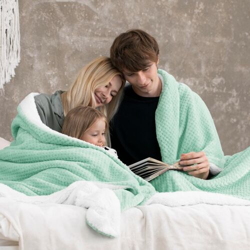 Familie liest ein Buch unter der SHLEEPY mintgrünen Decke