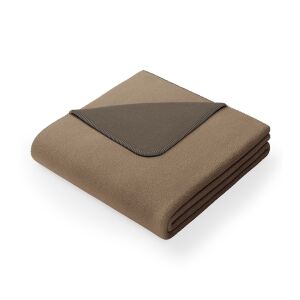 Кафяво одеяло AmeliaHome Virkkuu 150x200 см, сгънато на бял фон - Паплан и Pléd