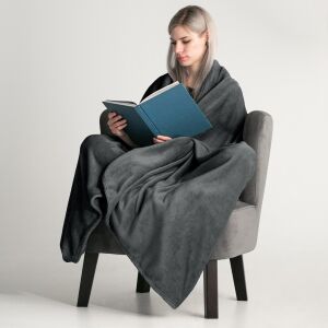 Жена, увита в одеяло DecoKing MIC графитено сиво, чете книга - Паплан и Pléd
