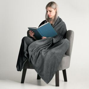 Жена чете с одеяло DecoKing MIC графитено сиво микрофибър - Паплан и Pléd