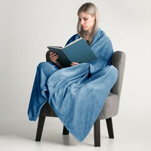 Жена, увита в одеяло DecoKing MIC индиго, чете книга - Pléd