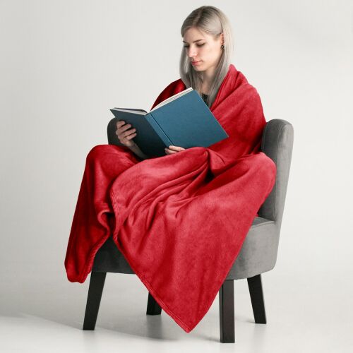 Жена, увита в одеяло DecoKing MIC червено микрофибър, чете книга