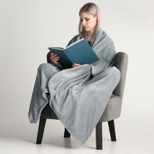 Жена, увита в одеяло DecoKing MIC сиво микрофибър, чете книга - Паплан и Pléd
