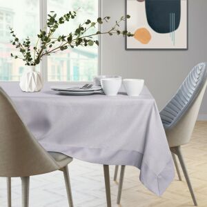 Svijetloljubičasti stolnjak AmeliaHome Empire na postavljenom stolu za blagovanje - Uređenje interijera