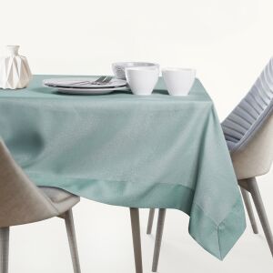 Miętowy obrus AmeliaHome Empire na stole w jadalni - Dekoracja