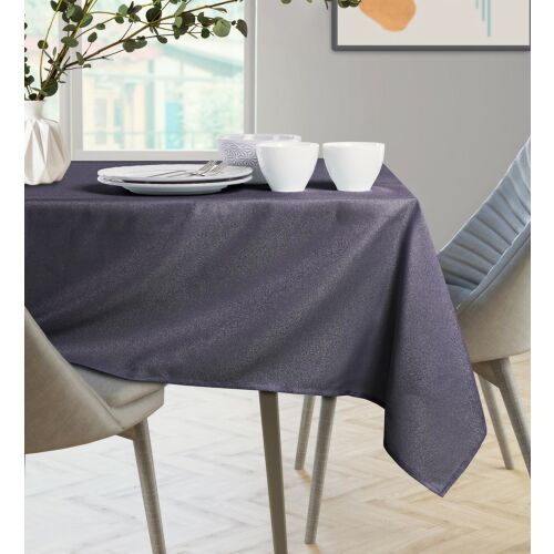 Fialový okrúhly obrus AmeliaHome Empire na jedálenskom stole