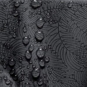 Detalj kapljica vode na grafitno sivom stolnjaku AmeliaHome Gaia s reljefnim uzorkom, koji prikazuje vodootpornost. - Uređenje interijera