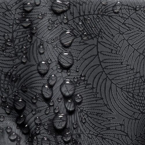 Detalj kapljica vode na grafitno sivom stolnjaku AmeliaHome Gaia s reljefnim uzorkom, koji prikazuje vodootpornost.